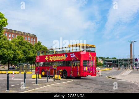 Kiel, Ein Sightseeing Bus verfolgt das Einlaufen der Norwegenfähre Stock Photo