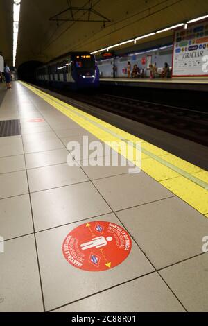 22nd July 2020, Madrid, Spain: Signs on the platform of the Plaza de Castilla metro station encouraging passengers to maintain social distancing. Many European countries are returning to normal life after lockdowns to prevent the spread of the covid-19 coronavirus, with social distancing, mask wearing and other restrictions in place. Despite these controls some local lockdowns have been imposed in some parts of Spain to try and control new outbreaks of the virus. Stock Photo