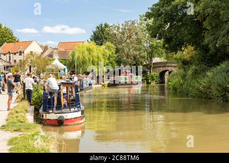Canal boat moored near The Lock Inn on The Kennet and Avon Canal in summer at Bradford on Avon, Wiltshire, England, UK Stock Photo