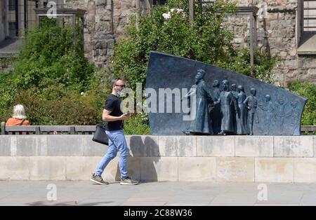 London, England, UK. Christ's Hospital Sculpture (Andrew F Brown: 2017) commemorating the hospital opened by King Edward VIII in 1552 to house, feed a Stock Photo