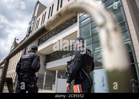 Magdeburg, Germany. 22nd July, 2020. Police officers will stand before the Magdeburg Regional Court on the second day of the trial. The Federal Prosecutor's Office accuses the Halle bomber of 13 criminal offences, including murder and attempted murder. On October 9, 2019, on the highest Jewish holiday Yom Kippur, the assassin had tried to cause a bloodbath in the synagogue in Halle. Credit: Hendrik Schmidt/dpa-Zentralbild/dpa/Alamy Live News Stock Photo