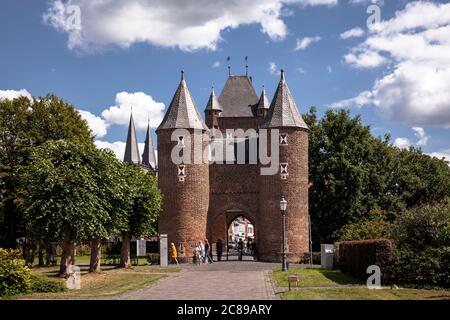 the old city gate, Klever Tor, built 1393, in the background the steeples of the cathedral, Xanten, North Rhine-Westphalia, Germany.  das 1393 erbaute Stock Photo