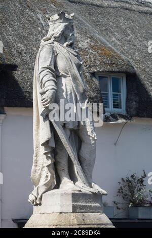 England, Wiltshire, Pewsey, King Alfred the Great statue Stock Photo