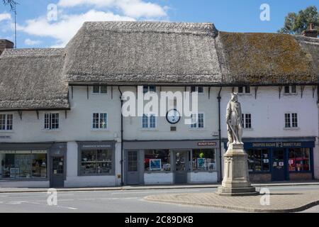 England, Wiltshire, Pewsey, King Alfred the Great statue Stock Photo