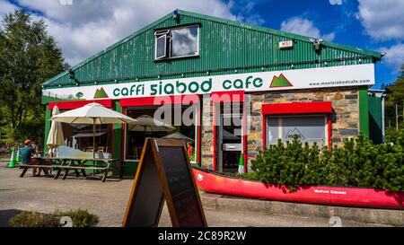 Snowdonia cafe - Moel Siabod Cafe in Capel Curig in the heart of Snowdonia North Wales. Welsh Cafe. Stock Photo