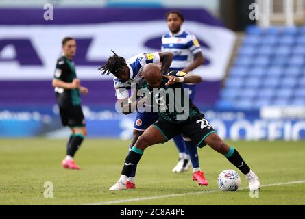 Reading's Omar Richards (left) and Swansea City's Andre Ayew battle for the ball during the Sky Bet Championship match at the Madejski Stadium, Reading. Stock Photo