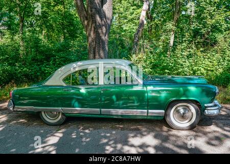 Berlin, Deutschland. 18th July, 2020. 18.07.2020, Berlin, an Kaiser Manhattan K 532 as a 4-door limousine, built in 1953 in Treptower Park. This vehicle is an absolute rarity and was only built in relatively small numbers. | usage worldwide Credit: dpa/Alamy Live News Stock Photo