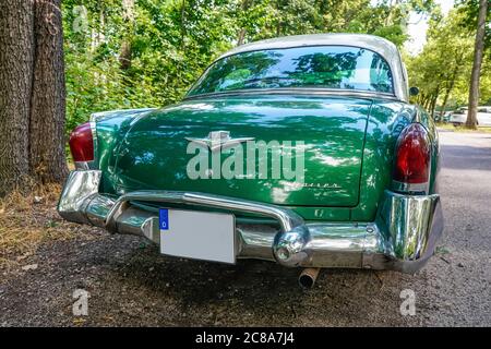 Berlin, Deutschland. 18th July, 2020. 18.07.2020, Berlin, an Kaiser Manhattan K 532 as a 4-door limousine, built in 1953 in Treptower Park. This vehicle is an absolute rarity and was only built in relatively small numbers. | usage worldwide Credit: dpa/Alamy Live News Stock Photo