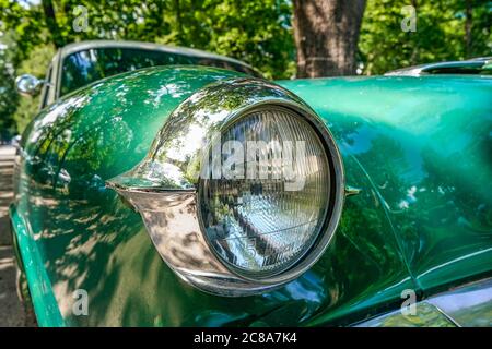 Berlin, Deutschland. 18th July, 2020. 18.07.2020, Berlin, an Kaiser Manhattan K 532 as a 4-door limousine, built in 1953 in Treptower Park. This vehicle is an absolute rarity and was only built in relatively small numbers. | usage worldwide Credit: dpa/Alamy Live News Stock Photo