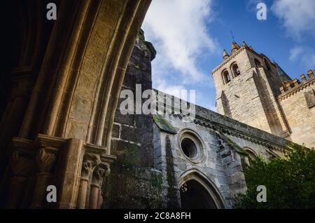 External view of the medieval gothic cloisters of the cathedral of Evora, main city of the Alentejo region (Portugal). Detail of the stone arches and Stock Photo