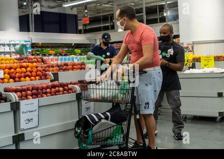 Shoppers in the produce department in the new Whole Foods Manhattan West in the Hudson Yards neighborhood of New York on opening day, Friday, July 17, 2020. (© Richard B. Levine) Stock Photo