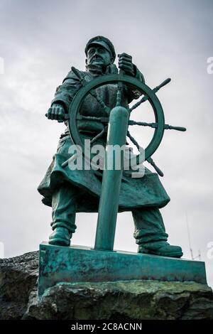 Bronze statue of lifeboatman Richard Evans at Moelfre lifeboat station, Dic Evans, recipient of two RNLI gold medal for bravery. Sculptor Sam Holland. Stock Photo