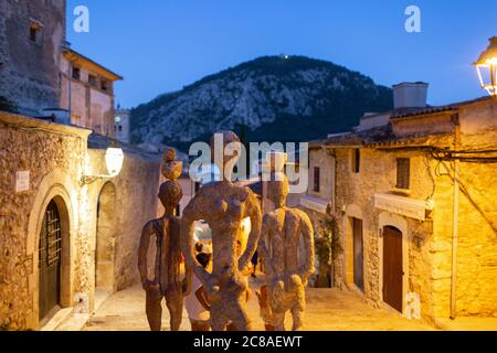 Figurative sculptures on the Calvari Steps in the old town of Pollença, Mallorca Stock Photo