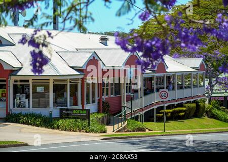 Mapleton Hotel and Jacaranda trees in flower. Stock Photo