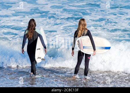 women's longboard surfing