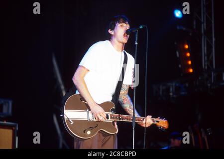 Tom DeLonge in Blink 182 performing at the Reading Festival 2003, Reading, England, United Kingdom. Stock Photo