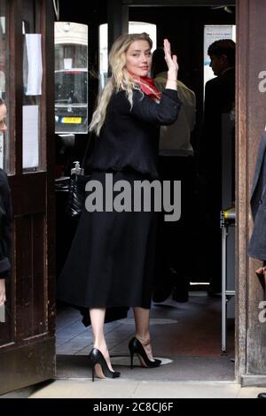 London, Grossbritannien. 23rd July, 2020. Amber Heard arriving at the High Court of Justice to testify on Johnny Depp's defamation lawsuit versus The Sun newspaper. London, 07/23/2020 | usage worldwide Credit: dpa/Alamy Live News Stock Photo
