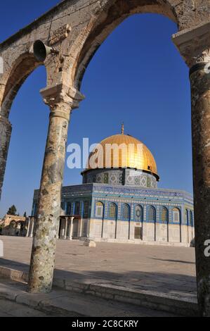 Israel, Jerusalem Old City, Dome of the Rock on Haram esh Sharif (Temple Mount) a Qanatir (The Arch) in the foreground Stock Photo