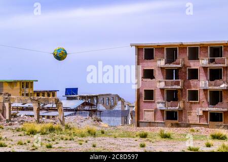 Destroyed abandoned building in Aksai Oil Town, Jiuquan, Gansu, China Stock Photo