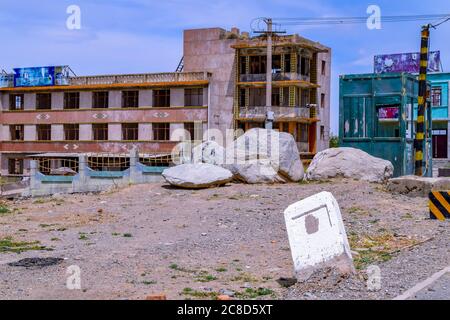 Destroyed abandoned building in Aksai Oil Town, Jiuquan, Gansu, China Stock Photo