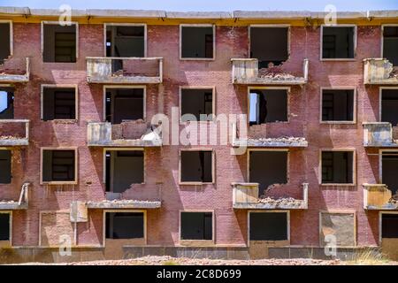 Destroyed abandoned building in Aksai Oil Town, Jiuquan, Gansu, China Stock Photo