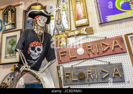 Jacksonville Florida,Amelia Island,Nassau County,Fernandina Beach,Historic District,Centre Street,Hunt’s Art & Artifacts,shop,rare,unusual souvenir,pi Stock Photo