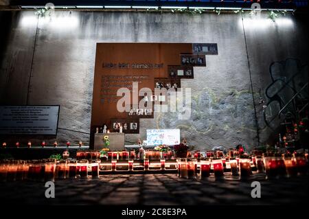 Duisburg, Germany. 23rd July, 2020. Candles are at the memorial. Before the 10th anniversary of the mass panic at the Love Parade, in which 21 people die, the 'Night of 1000 Lights' takes place. In silent remembrance of the victims of the Love Parade disaster, people light candles at the memorial and the tunnel on Karl-Lehr-Strasse on the eve of the anniversary. Credit: Fabian Strauch/dpa/Alamy Live News Stock Photo