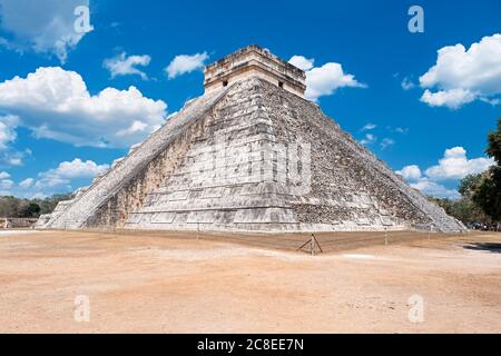 The Temple of Kukulkan, an iconic building at the ancient mayan city of Chichen Itza Stock Photo
