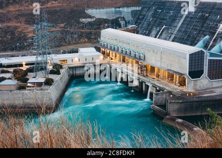 Clyde Dam Power Station, a 432-megawatt hydroelectric plant on Lake Dunstan / Clutha River Mata-Au in Otago, New Zealand. Opened in 1994 Stock Photo