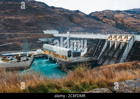 Clyde Dam Power Station, a 432-megawatt hydroelectric plant on Lake Dunstan / Clutha River Mata-Au in Otago, New Zealand. Opened in 1994 Stock Photo