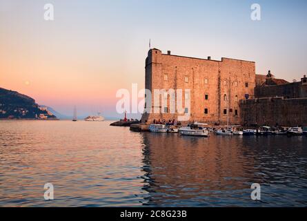 geography / travel, Croatia, A large wall still defends the harbour fortress of Dubrovbik. The wall was instrumentral in d, No-Tourism-Advertising-Use