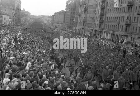 Deutsche Soldaten / Landser als Kriegsgefangene in Moskau 1944 - German Army Soldiers as Prisoners Of War / POW in Moscow 44 Stock Photo