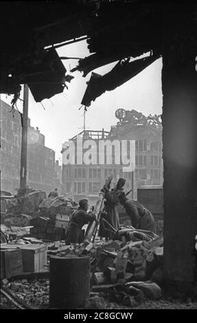 Rote Armee / Sowjetarmee Kampf und Schlacht um Berlin 1. Mai 1945 Kaufhaus Hermann Tietz / HERTIE Mörser 120 mm - Red Army / Soviet Army - Fight and Battle of Berlin 1st May 1945 Stock Photo