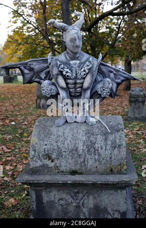 GEEK ART - Bodypainting and Transformaking: Gargoyle photoshoot with Enrico Lein at the Nikolai Graveyard in Hanover. - A project by photographer Tschiponnique Skupin and bodypainter Enrico Lein