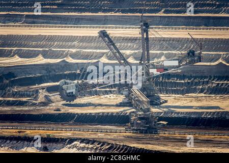 Bucket-wheel excavator wheel excavator in the opencast lignite mine Garzweiler, Juechen, Rhenish lignite mining area, North Rhine-Westphalia, Germany Stock Photo