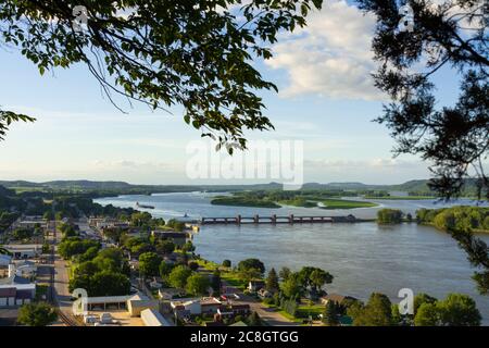 Overlooking the town of Bellevue and the Mississippi River on a Summer afternoon.  Bellevue, Iowa, USA Stock Photo