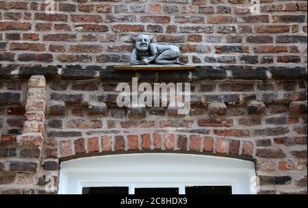 Chester Imp by Eoghan Bridge on the historic Pied Bull Hotel in Chester Stock Photo