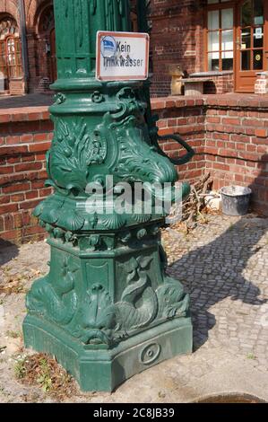 Eine Wasserpumpe am Straßenrand in Berlin-Spandau in der Gartenstadt Staaken; A water pump on the roadside in Berlin-Spandau.