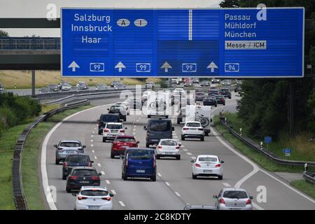 Autobahn A99 on July 25th, 2020 after the start of the summer holidays in Bavaria and Baden-Wuerttemberg. Dense, yet flowing traffic towards Munich South on Hoehe Aschheim. | usage worldwide Stock Photo