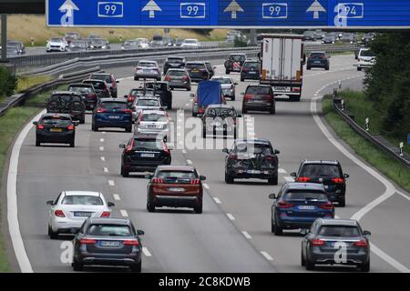 Autobahn A99 on July 25th, 2020 after the start of the summer holidays in Bavaria and Baden-Wuerttemberg. Dense, yet flowing traffic towards Munich South on Hoehe Aschheim. | usage worldwide Stock Photo