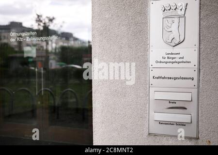 Berlin, Germany. 23rd July, 2020. A signpost points to the car registration office of the Lichtenberg State Office for Citizens and Public Order Affairs. The Corona pandemic is causing the Berlin administration problems. (to 'Senate and districts want to shorten waiting times for visits to authorities') Credit: Carsten Koall/dpa/Alamy Live News Stock Photo