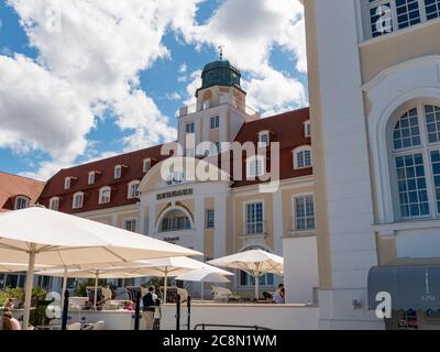 Luxushotel Kurhaus in Binz auf der Insel Rügen direkt an der Ostsee, dem Strand und der Seebrücke Wahrzeichen und Sehenswürdigkeit in Binz Stock Photo