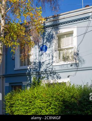 'George Orwell 1903-1950 Novelist & Political Essayist Lived Here' blue plaque on brightly-coloured house in Portobello Road Stock Photo