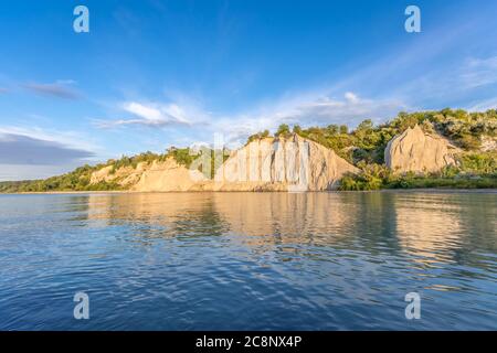 Rock and sand cliffs, green trees and vegetation of the Scarborough Bluffs park, overlooking lake Ontario in Toronto, on a sunny summer day. Stock Photo