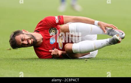 Manchester United's Bruno Fernandes and Leicester City's Youri