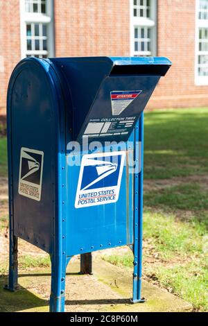 Mooresville, NC, USA: United States Postal Service mail drop box. Stock Photo