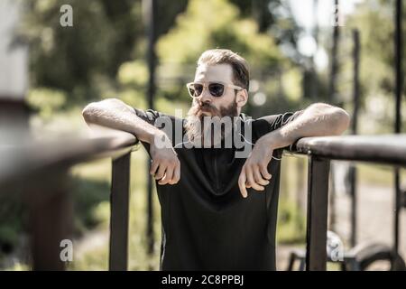 Strong handsome young guy doing bar street workout. Stock Photo