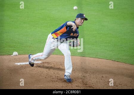 Houston, Texas, USA. 26th July, 2020. Houston Astros starting pitcher Zack Greinke (21) throws a pitch during the Major League Baseball game between the Seattle Mariners and the Houston Astros at Minute Maid Park in Houston, Texas. Prentice C. James/CSM/Alamy Live News Stock Photo