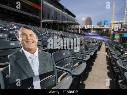 Kansas City Royals hall of famer George Brett watches practice during  spring training baseball Thursday, Feb. 23, 2006 in Surprise, Ariz. (AP  Photo/Charlie Riedel Stock Photo - Alamy