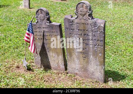 An American Revolutionary War soldier grave with an American flag and his wife in the Pioneer Cemetery in Franklin, Pennsylvania, USA Stock Photo